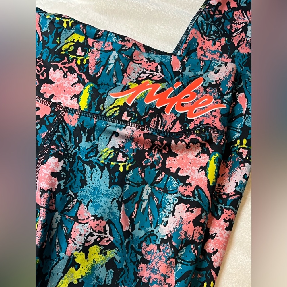 Colorful Bright Leaf Dri-Fit Nike Athletic Leggings Size M
